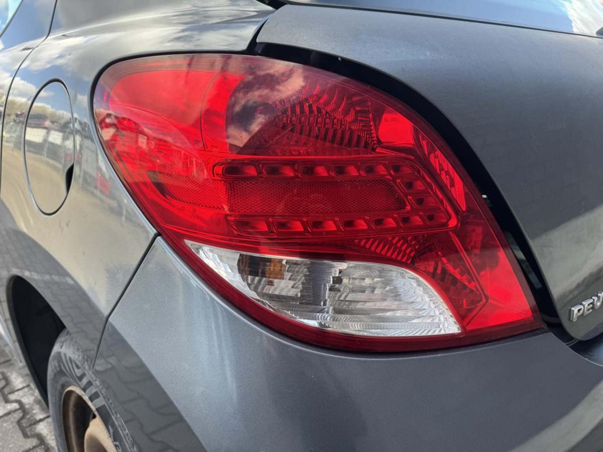 Peugeot 207 original R&uuml;cklicht R&uuml;ckleuchte Schlussleuchte links Facelift Bj.2010